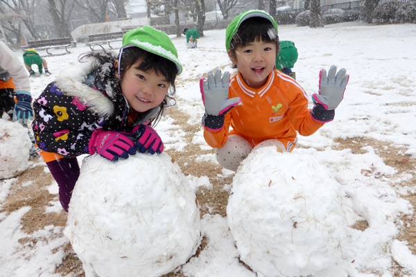 まだまだ！でっかい雪だるま作るよ