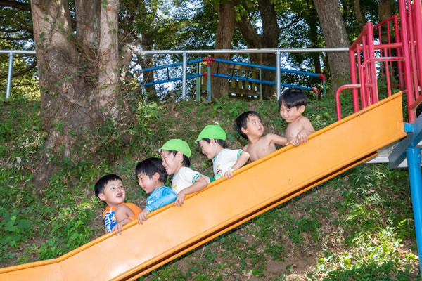 滑り台と男の子