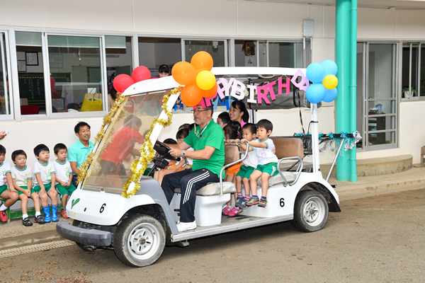 今日は特別！カートで入場、誕生日会